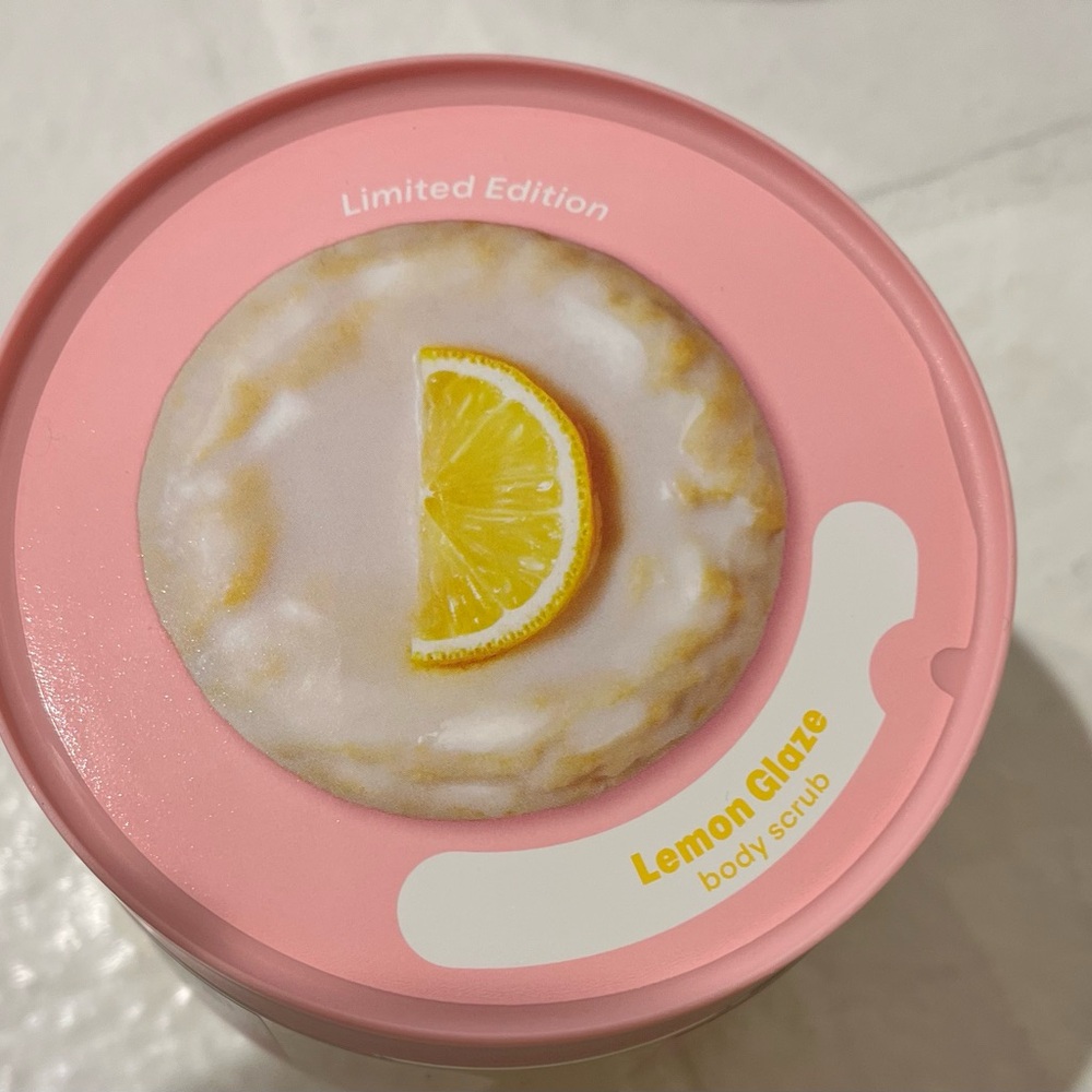 Dove x Crumbl Lemon Glaze Body Scrub NEW - Picture 3 of 3